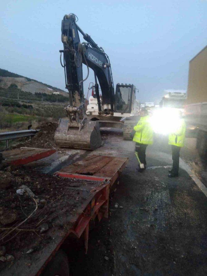 İ̇ş Makinesi Taşıyan Tır Seyir Halindeyken Yandı