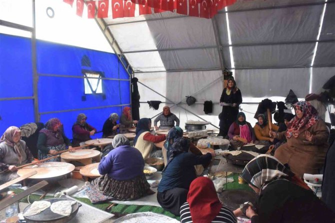 Boyabatlı Kadınlardan Depremzedeler İçin Hayır Panayırı