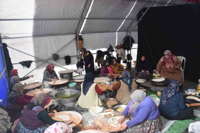 Boyabatlı Kadınlardan Depremzedeler İçin Hayır Panayırı