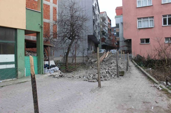 "Tapusu Bende" Dedi, Yolu Kapattı
