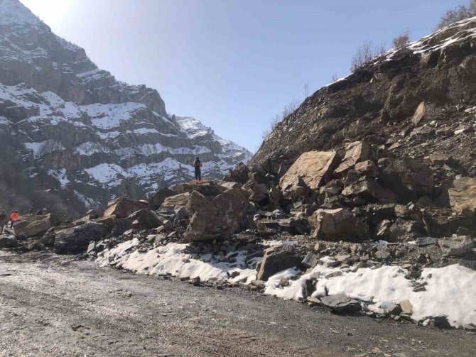Beytüşşebap’ta Dev Kaya Parçaları Yola Düştü, Ulaşım Aksadı