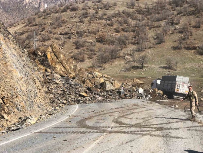 Beytüşşebap’ta Dev Kaya Parçaları Yola Düştü, Ulaşım Aksadı