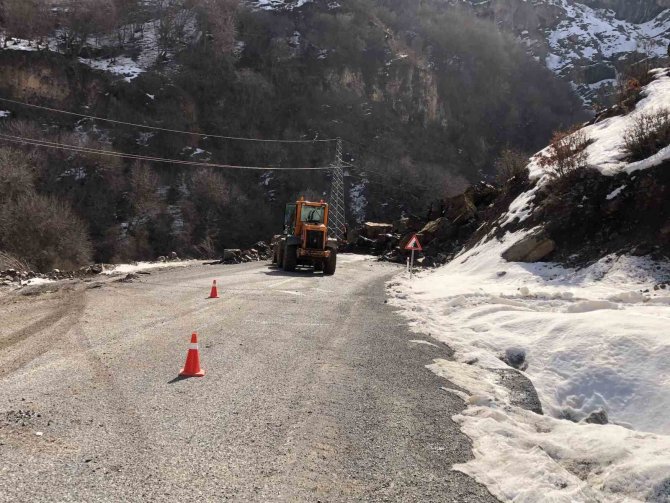 Beytüşşebap’ta Dev Kaya Parçaları Yola Düştü, Ulaşım Aksadı