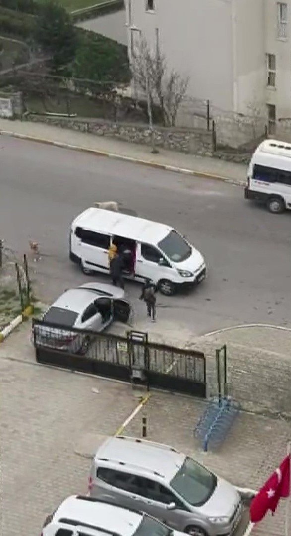Tuzla’da Önü Kesilen Otomobilin Sürücüsünün Kaçırıldığı Anlar Kamerada