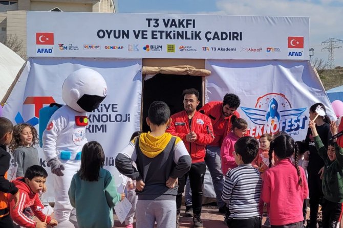 Depremden Etkilenen Çocuklar, T3 Vakfı Çadırında Astronotla Eğlenceli Zaman Geçiriyor