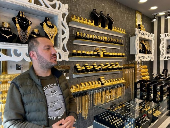 Gerçek Sandığı İmitasyon Bileziği Çaldı, Güvenlik Kamerasına Yakalandı