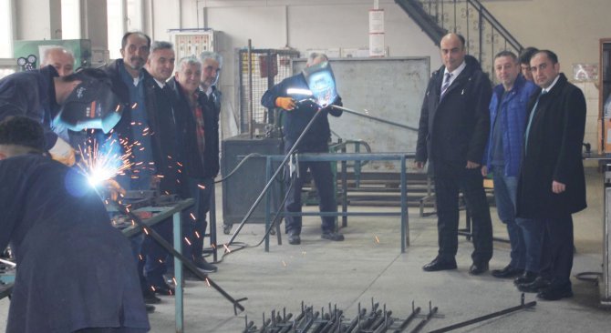 Tavşanlı’da Öğretmen Ve Öğrenciler Deprem Bölgesine Çadır Üretiyor