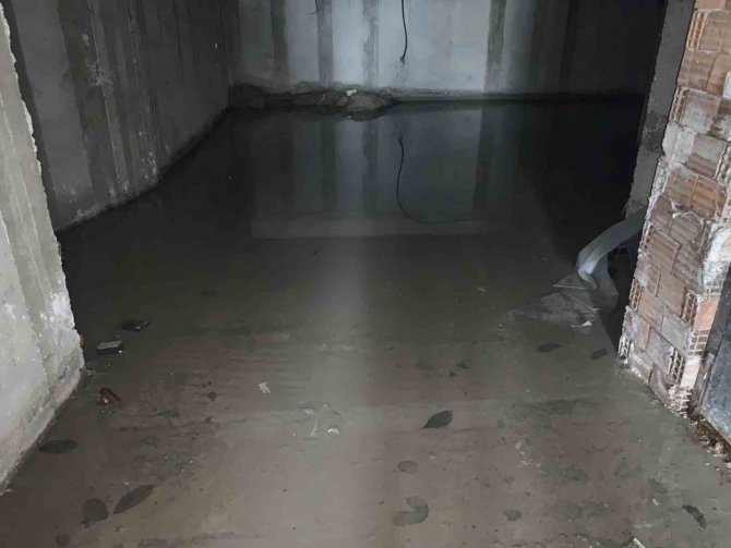 Bodrum Katta Biriken Su Apartman Sakinlerini Tedirgin Ediyor