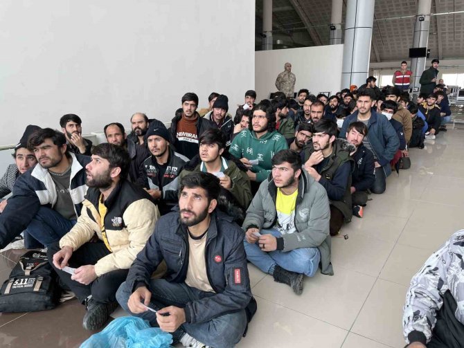 Ağrı’da 136 Afgan Göçmen, Ülkelerine Gönderildi