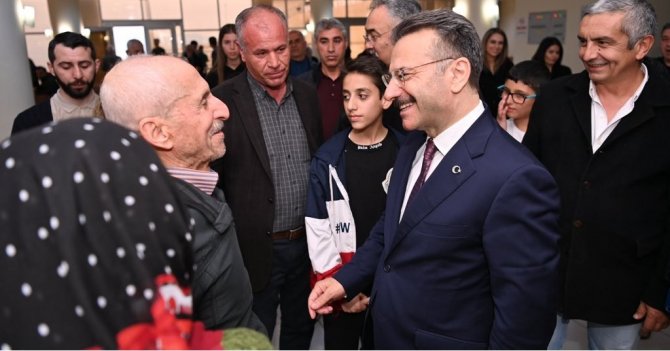 Vali Aksoy, Kuşadası’nda Depremzedeler İle Görüştü