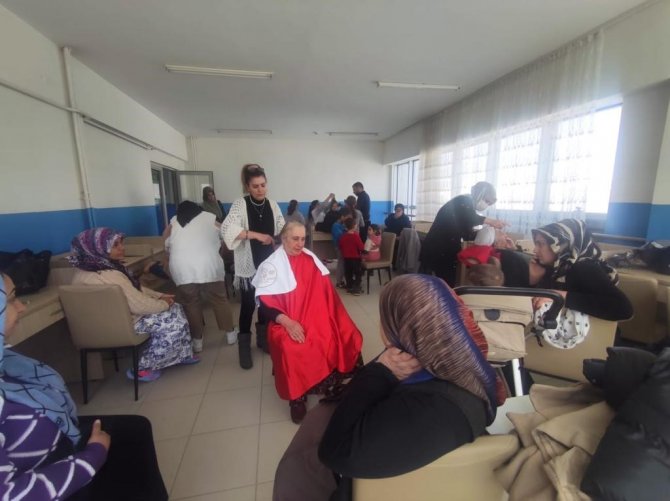 Gönüllü Kuaförler Depremzedelerin Saç Ve Cilt Bakımını Yaptı