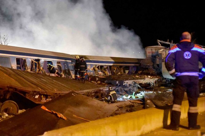 Yunanistan’da İki Tren Çarpıştı: 32 Ölü, 85 Yaralı