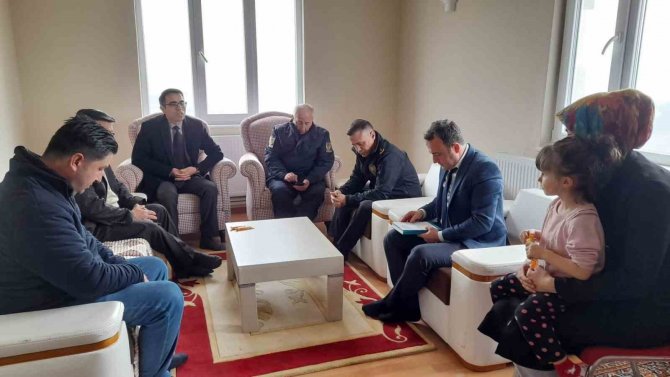 Kaymakam Yılmaz Depremzede Aileleri Ziyaret Etti