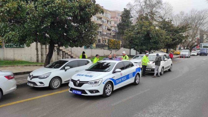Sürücü Kursu Aracı İle Motosiklet Çarpıştı: 1 Yaralı