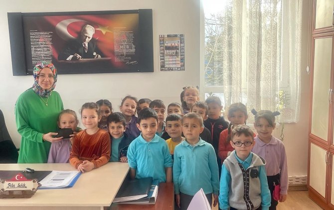 7 Yaşındaki Minik Buse, Harçlıklarını Depremzede Arkadaşlarına Bağışladı