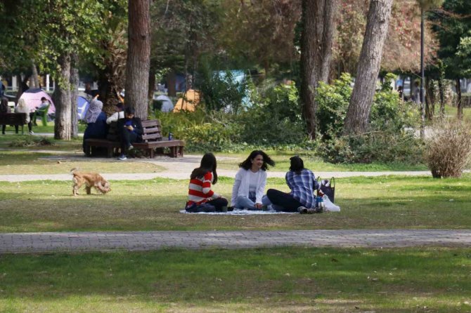 Adana’da Son 94 Yılın En Sıcak Mart Ayı, Termometreler 29 Dereceyi Gösterdi