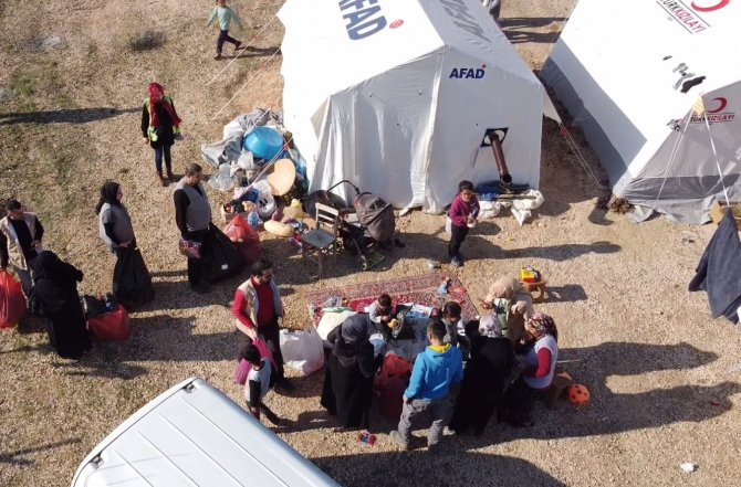 Boğazına Yiyecek Kaçan Depremzede Bebeği, Gönüllü Öğretmenin Müdahalesi Kurtardı
