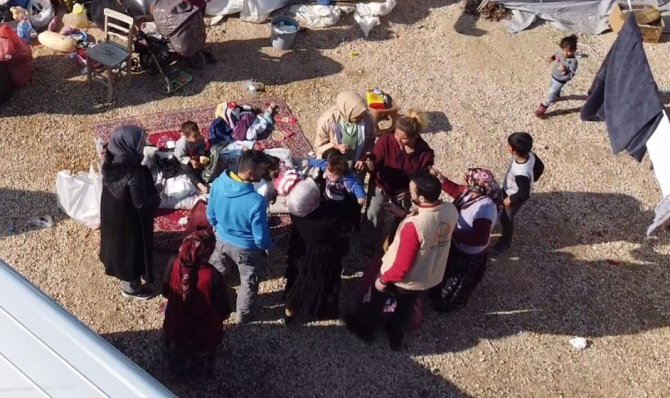 Boğazına Yiyecek Kaçan Depremzede Bebeği, Gönüllü Öğretmenin Müdahalesi Kurtardı