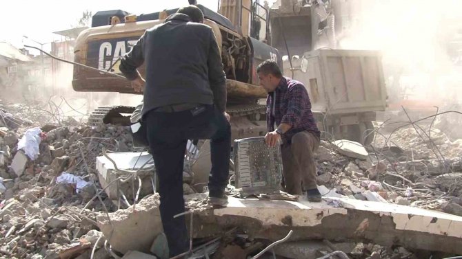 Depremzede Gazeteci Enkaz Altında Anılarını Arıyor
