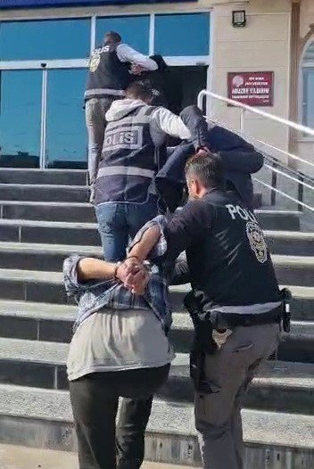 Deprem Bölgesinde Hırsızlık Yapan 3 Şahıs Gözaltına Alındı
