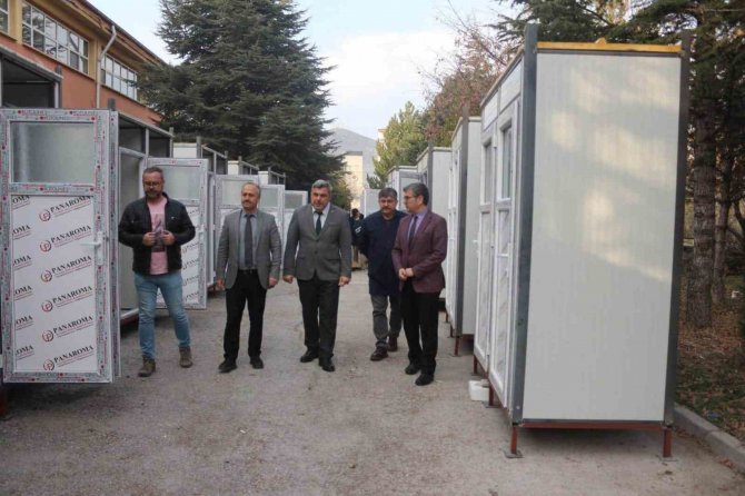 Öğrenciler Deprem Bölgesi İçin Seyyar Duş Ve Tuvalet Yaptı