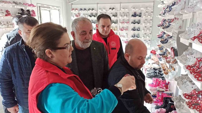 Bakan Yanık, Depremzede Esnaftan Yeğeni İçin Ayakkabı Satın Aldı