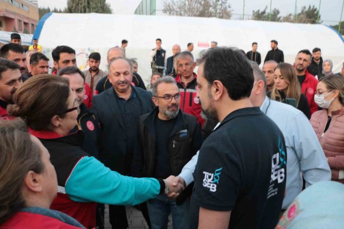 Bakan Yanık, Konteynır Kentte İncelemelerde Bulundu