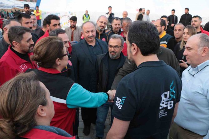 Bakan Yanık, Konteynır Kentte İncelemelerde Bulundu