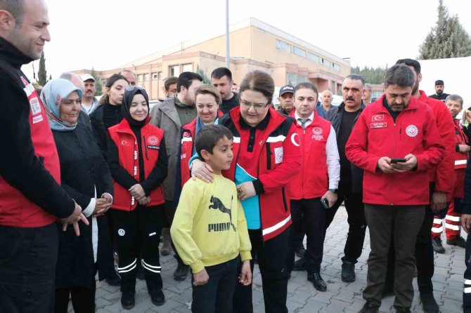 Bakan Yanık, Konteynır Kentte İncelemelerde Bulundu