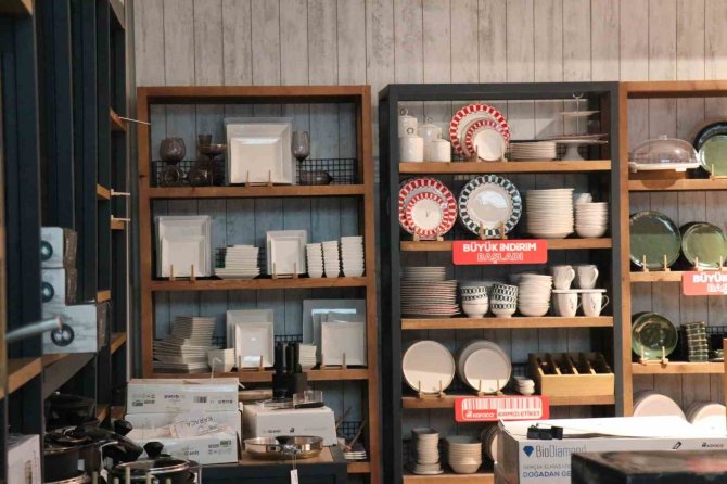 87 Metrelik İki Kuleye Sahip Yapı, İzolatör Olmamasına Rağmen Yerinden Oynamadı