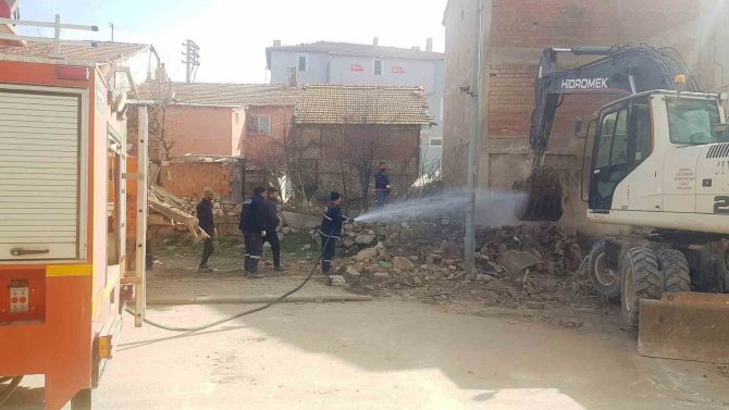 Altıntaş’ta Tehlike Arz Eden Metruk Binalar Yıkılıyor