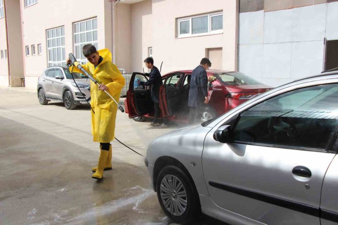 Liselilerden Oto Servis: Araç Yıkama 50 Tl