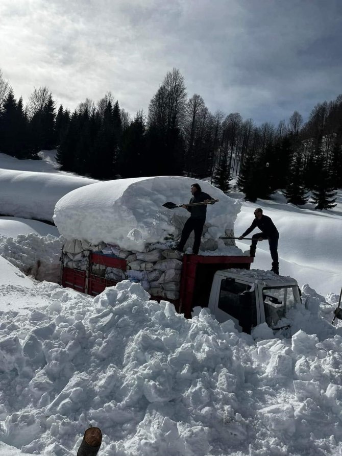 Deprem Bölgesine Gidecek Odun Yardımına Kar Engeli