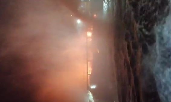 Alev Alev Yanan Feribottan Toplu Halde Denize Atlamayı Düşünmüşler