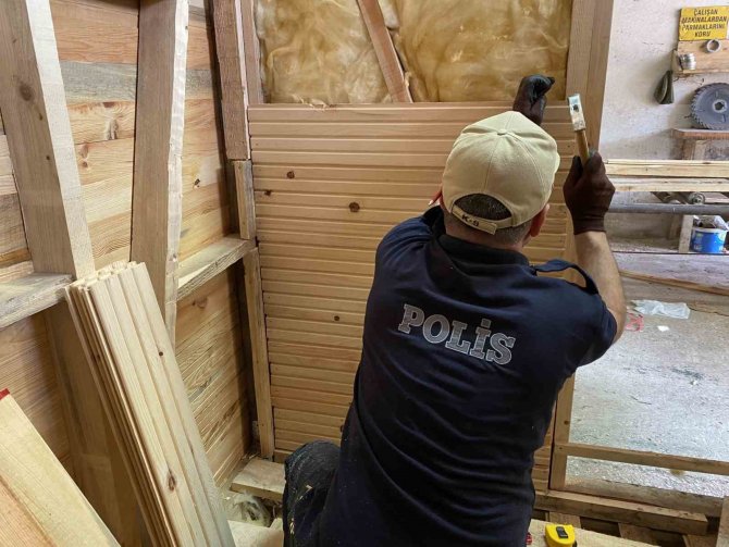Polis Memurları Deprem Bölgesi İçin Ahşap Ev Yapıyor