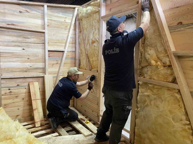 Polis Memurları Deprem Bölgesi İçin Ahşap Ev Yapıyor