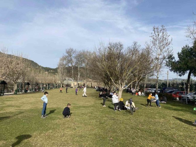 Güzel Havayı Gören Osmanelililer Parklara Akın Etti