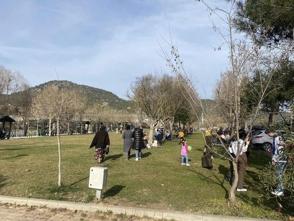 Güzel Havayı Gören Osmanelililer Parklara Akın Etti