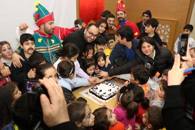 Depremzede Çocuklar Hacivat Ve Karagöz’le Güldü