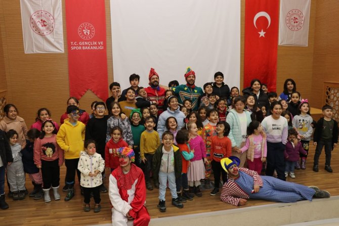Depremzede Çocuklar Hacivat Ve Karagöz’le Güldü
