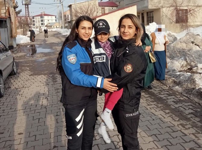 Polis Ekiplerinden Minik Depremzedeye Sürpriz Doğum Günü Kutlaması
