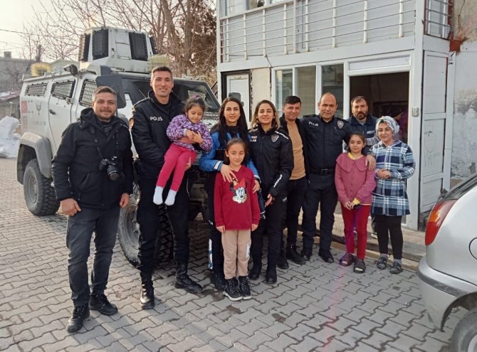 Polis Ekiplerinden Minik Depremzedeye Sürpriz Doğum Günü Kutlaması