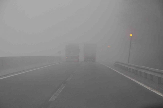 Bolu Dağı’nda Sis Ve Sağanak Yağış Etkisini Gösteriyor