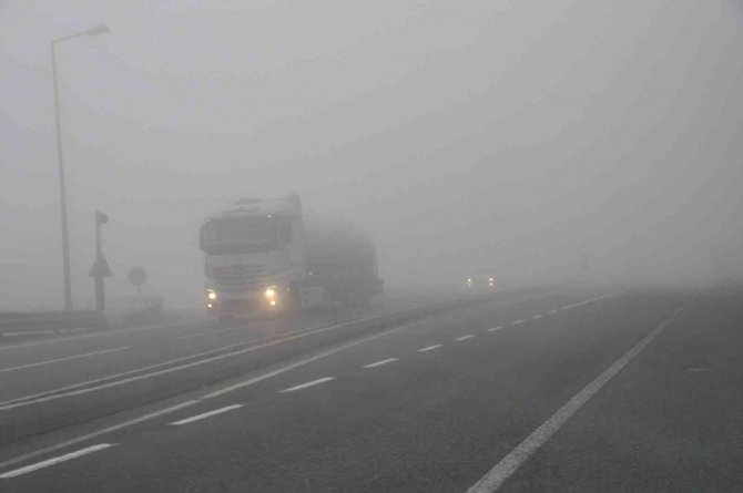 Bolu Dağı’nda Sis Ve Sağanak Yağış Etkisini Gösteriyor