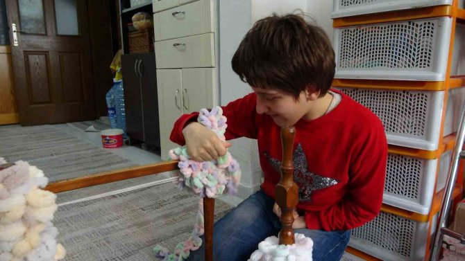 Depremzede Çocuklar ’Üşümesin’ Diye Kullanabildiği İki Parmağıyla Atkı Ördü