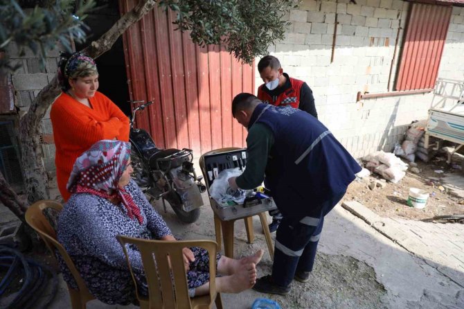 Sağlık Hizmetleri Depremzedelerin Ayağına Gidiyor