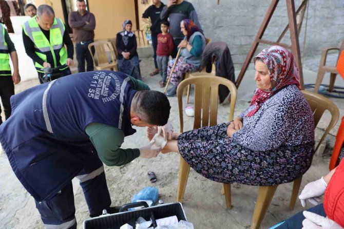 Sağlık Hizmetleri Depremzedelerin Ayağına Gidiyor