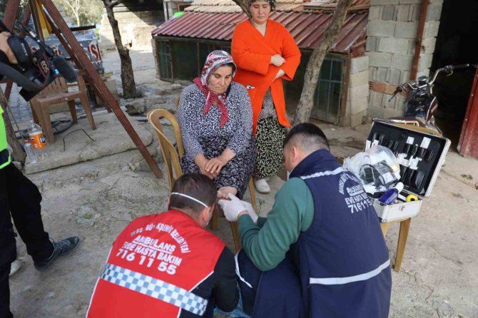 Sağlık Hizmetleri Depremzedelerin Ayağına Gidiyor