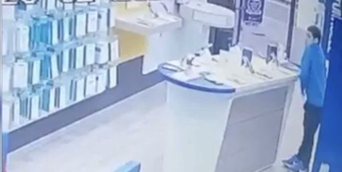Kulaklığı Çalıp Cinsel Organına Sakladı, Kameralara Yakalandı