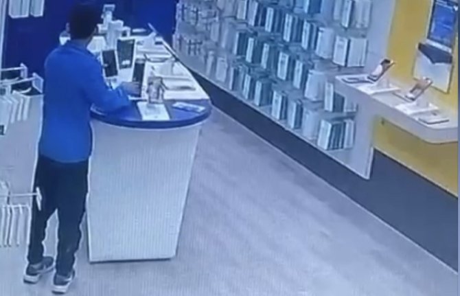 Kulaklığı Çalıp Cinsel Organına Sakladı, Kameralara Yakalandı